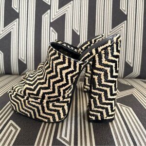 NEW Akira Black Tan Raffia Chevron Platform Mules Size 6